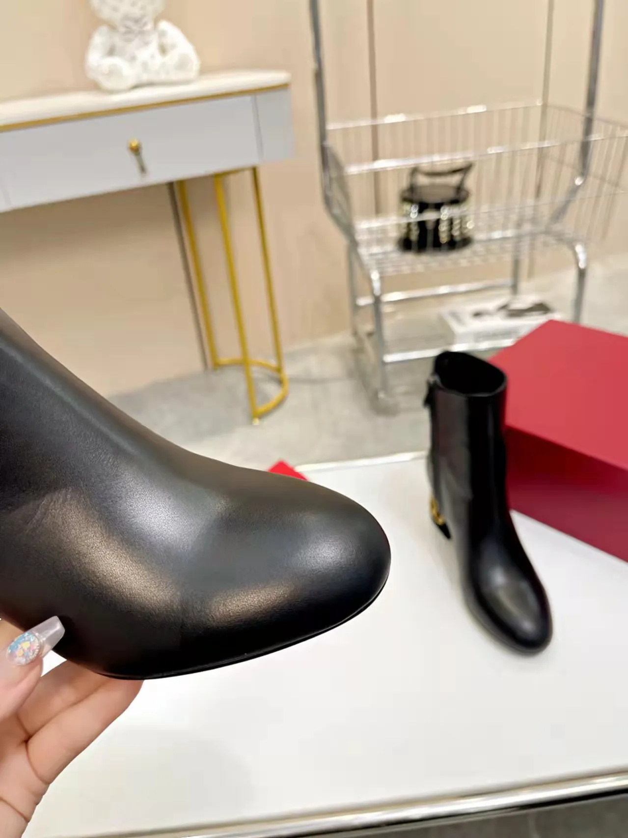 👟👟Ex-factory price 600👟👟 Leather sole +40 🆕 Valentino. Valentino autumn and winter fashion women's boots: Comfortable and versatile on the upper feet, showing long legs, Fabric: Imported first-layer cowhide ⚡The most popular V buckle ⚡The inner feet are all genuine leather Code number: 35−40 (Customized size 41)